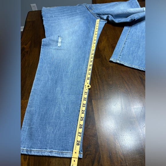 Seven 7 Plus Size Straight Leg Jeans Size 24 NWT Light Wash Distressed - Picture 3 of 4